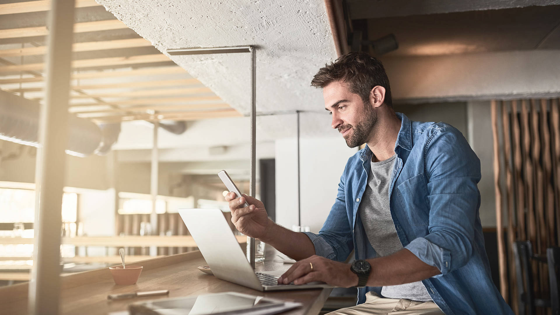 Como as taxas de juros podem prejudicar ou favorecer as empresas?